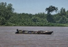 HALLARON DOS HOMBRES MUERTOS EN UNA LANCHA A LA DERIVA EN EL RÍO CORONDA