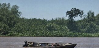 HALLARON DOS HOMBRES MUERTOS EN UNA LANCHA A LA DERIVA EN EL RÍO CORONDA