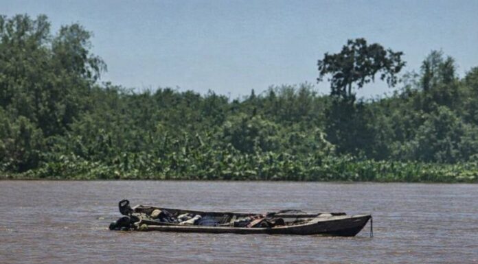 HALLARON DOS HOMBRES MUERTOS EN UNA LANCHA A LA DERIVA EN EL RÍO CORONDA