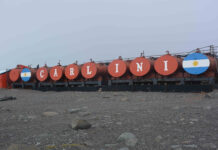 EL ROMPEHIELOS ALMIRANTE IRIZAR REABASTECIÓ A LAS BASES ANTÁRTICAS CONJUNTAS CARLINI, ESPERANZA Y PETREL