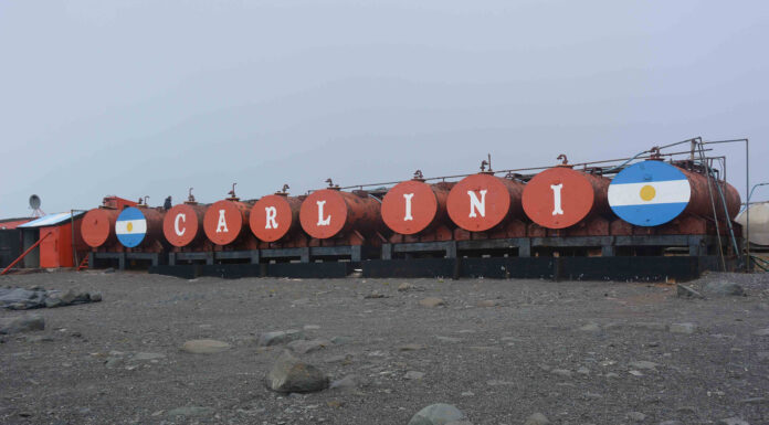 EL ROMPEHIELOS ALMIRANTE IRIZAR REABASTECIÓ A LAS BASES ANTÁRTICAS CONJUNTAS CARLINI, ESPERANZA Y PETREL