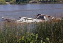 SE HUNDIÓ UN YATE EN LA BAJADA DEL PUENTE EN GUALEGIAYCHÚ Y ACTIVARON EL PROTOCOLO AMBIENTAL