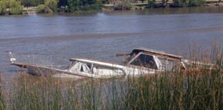 SE HUNDIÓ UN YATE EN LA BAJADA DEL PUENTE EN GUALEGIAYCHÚ Y ACTIVARON EL PROTOCOLO AMBIENTAL