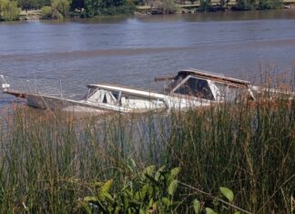 SE HUNDIÓ UN YATE EN LA BAJADA DEL PUENTE EN GUALEGIAYCHÚ Y ACTIVARON EL PROTOCOLO AMBIENTAL