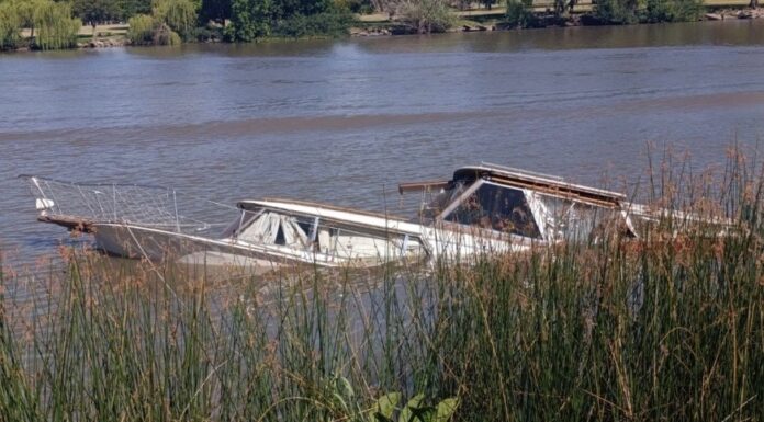 SE HUNDIÓ UN YATE EN LA BAJADA DEL PUENTE EN GUALEGIAYCHÚ Y ACTIVARON EL PROTOCOLO AMBIENTAL