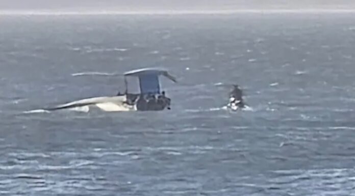 VUELCO DE UN CATAMARÁN FRENTE A LA COSTA DE PUNTA DEL ESTE: CINCO PERSONAS FUERON RESCATADAS SIN LESIONES GRAVES