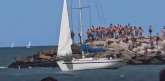 MAR DEL PLATA – VELERO A LA DERIVA CHOCÓ CONTRA EL ESPIGÓN EN CABO CORRIENTES Y FUE RESCATADO POR MOTOS DE AGUA