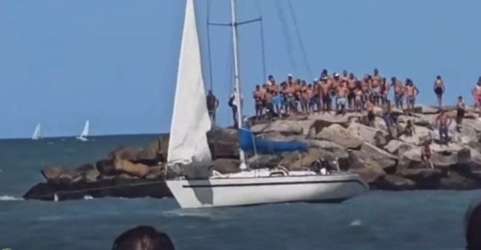 Velero a la deriva choca contra escollera en Cabo Corrientes de Mar del Plata - Foto Aguas Seguras