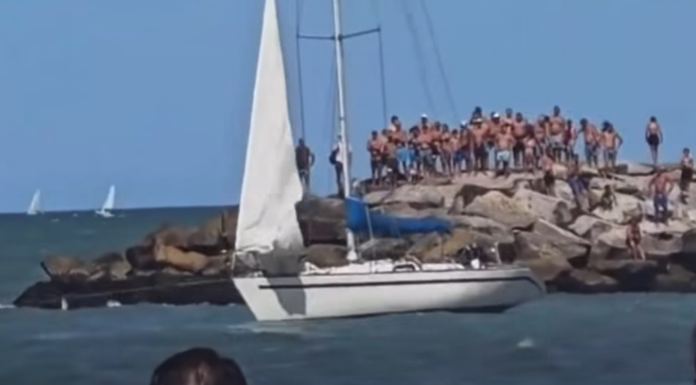 MAR DEL PLATA – VELERO A LA DERIVA CHOCÓ CONTRA EL ESPIGÓN EN CABO CORRIENTES Y FUE RESCATADO POR MOTOS DE AGUA