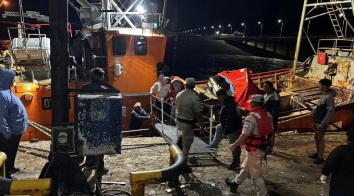 CONTINÚA LA BÚSQUEDA DEL MAQUINISTA DEL “HELENO A” TRAS SU HUNDIMIENTO EN EL GOLFO DE SAN MATÍAS