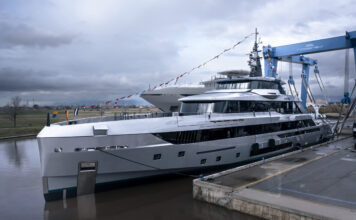 ROSSINAVI BOTA EL NUEVO SUPERYATE HEED DE 53 METROS