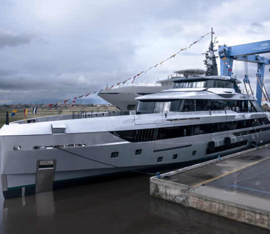 ROSSINAVI BOTA EL NUEVO SUPERYATE HEED DE 53 METROS