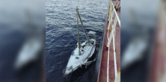 UN VELERO ESTUVO A LA DERIVA DURANTE SEMANAS Y FUE RESCATADO FRENTE A ARGELIA