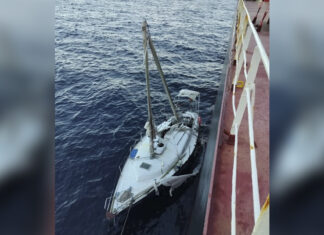 UN VELERO ESTUVO A LA DERIVA DURANTE SEMANAS Y FUE RESCATADO FRENTE A ARGELIA