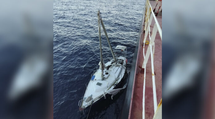 UN VELERO ESTUVO A LA DERIVA DURANTE SEMANAS Y FUE RESCATADO FRENTE A ARGELIA