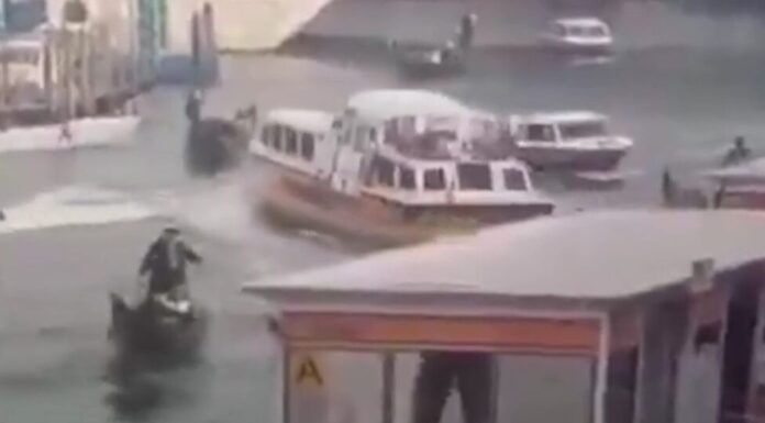 LANCHA FUERA DE CONTROL CHOCÓ DOS GÓNDOLAS Y UN EDIFICIO EN VENECIA