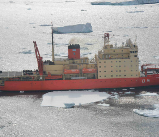 EL ROMPEHIELOS ARA “ALMIRANTE IRIZAR” REABASTECIÓ A LA BASE ANTÁRTICA CONJUNTA MARAMBIO