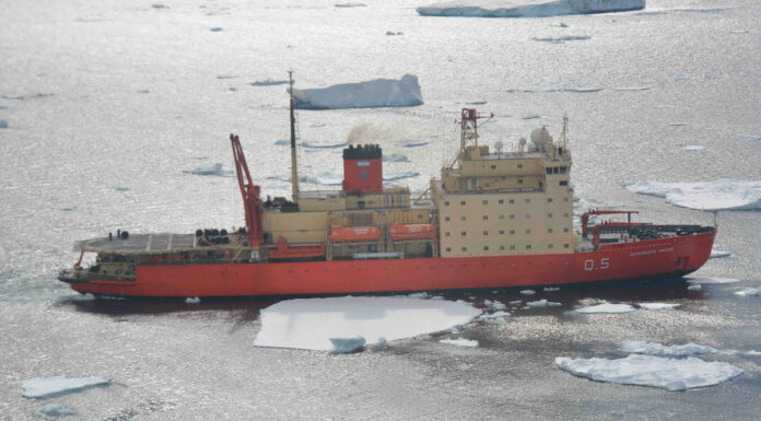 EL ROMPEHIELOS ARA “ALMIRANTE IRIZAR” REABASTECIÓ A LA BASE ANTÁRTICA CONJUNTA MARAMBIO