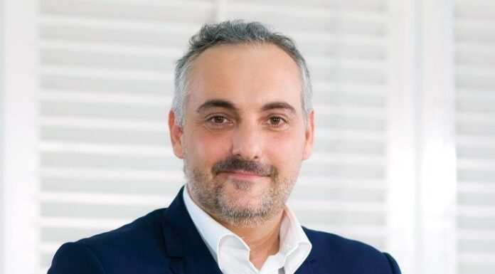 PANORMA MUNDIAL – BENETEAU CIERRA 2025 CON CAÍDA DE INGRESOS Y APUESTA A LA RECUPERACIÓN EN 2026