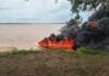INCENDIO TOTAL DE UNA LANCHA EN EL RÍO: SE SALVARON DE MILAGRO