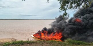 INCENDIO TOTAL DE UNA LANCHA EN EL RÍO: SE SALVARON DE MILAGRO