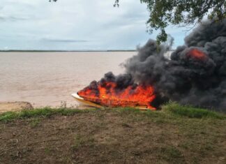 INCENDIO TOTAL DE UNA LANCHA EN EL RÍO: SE SALVARON DE MILAGRO