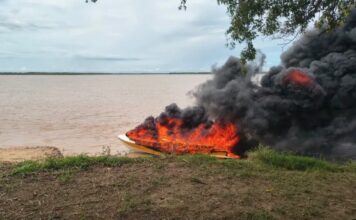 INCENDIO TOTAL DE UNA LANCHA EN EL RÍO: SE SALVARON DE MILAGRO