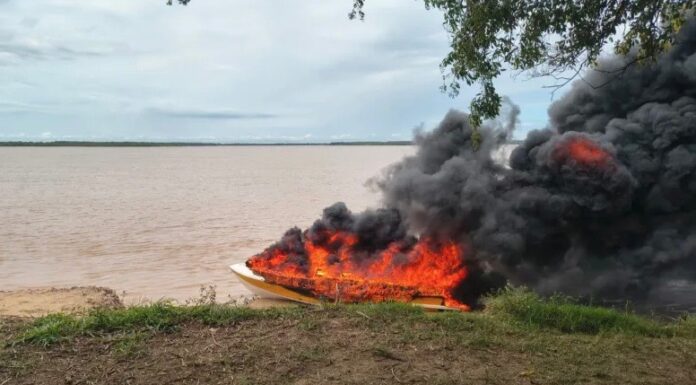 INCENDIO TOTAL DE UNA LANCHA EN EL RÍO: SE SALVARON DE MILAGRO