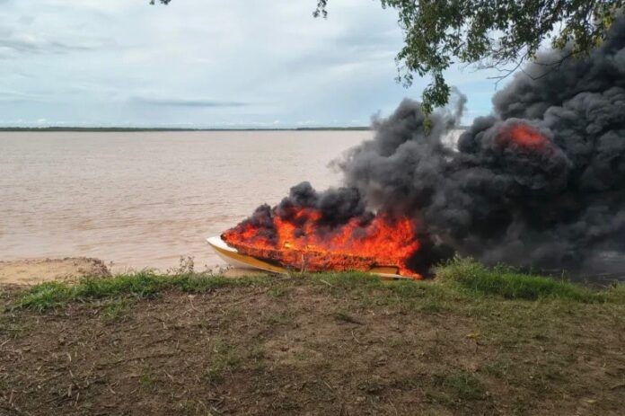 Incendio de lancha en Reconquista