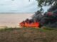 INCENDIO TOTAL DE UNA LANCHA EN EL RÍO: SE SALVARON DE MILAGRO