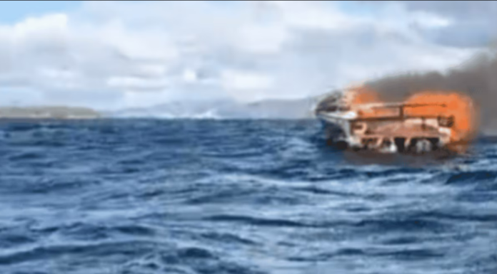 INCENDIO DE LANCHA EN EL LAGO NAHUEL HUAPI: EL OCUPANTE LOGRÓ SALVARSE NADANDO