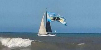 VIDEO – HOMENAJE EN EL MAR: UN VELERO RECORDÓ A LOS HÉROES DE MALVINAS EN UN EMOTIVO TRIBUTO FRENTE A MAR DEL PLATA
