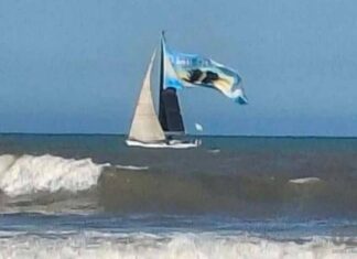 VIDEO – HOMENAJE EN EL MAR: UN VELERO RECORDÓ A LOS HÉROES DE MALVINAS EN UN EMOTIVO TRIBUTO FRENTE A MAR DEL PLATA