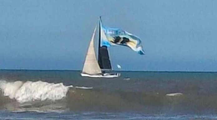 VIDEO – HOMENAJE EN EL MAR: UN VELERO RECORDÓ A LOS HÉROES DE MALVINAS EN UN EMOTIVO TRIBUTO FRENTE A MAR DEL PLATA
