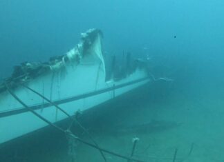 PREVÉN REFLOTAR ESTA SEMANA UN YATE INCENDIADO EN EL PUERTO DE IBIZA