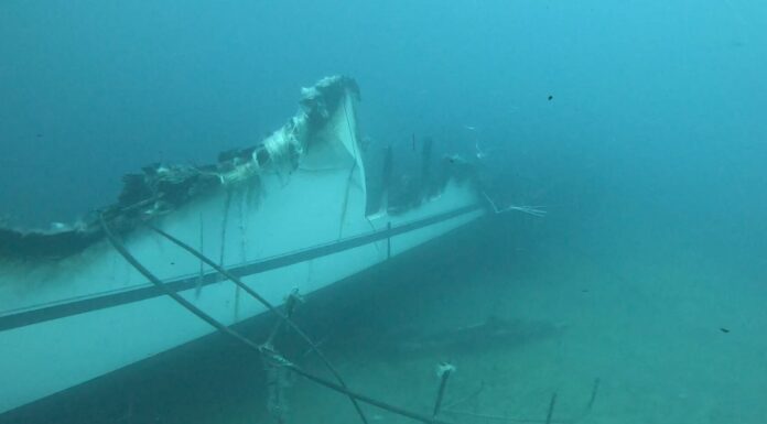 PREVÉN REFLOTAR ESTA SEMANA UN YATE INCENDIADO EN EL PUERTO DE IBIZA