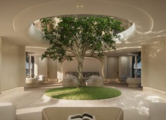 SANLORENZO 74STEEL VIRTUOSITY: EL MEGAYATE QUE INTEGRA UN ÁRBOL VIVO DE DOS CUBIERTAS COMO CORAZÓN DE SU DISEÑO