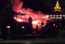 ITALIA – INCENDIO DESTRUYE UN YATE CONAM 60 EN EL PUERTO DE SALERNO