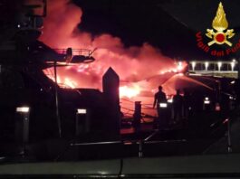 ITALIA – INCENDIO DESTRUYE UN YATE CONAM 60 EN EL PUERTO DE SALERNO