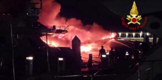ITALIA – INCENDIO DESTRUYE UN YATE CONAM 60 EN EL PUERTO DE SALERNO