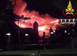 ITALIA – INCENDIO DESTRUYE UN YATE CONAM 60 EN EL PUERTO DE SALERNO