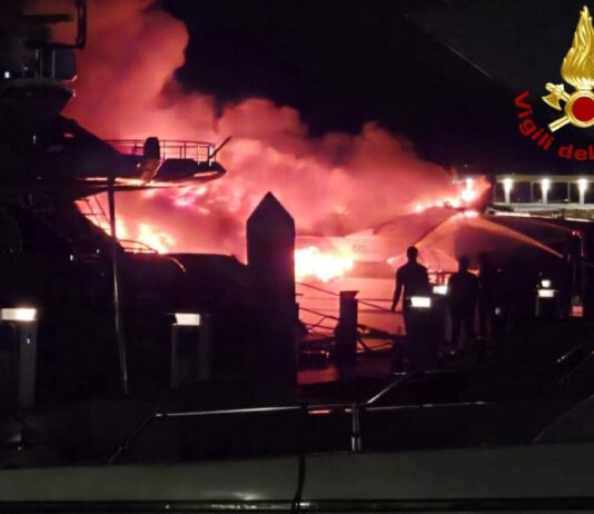 ITALIA – INCENDIO DESTRUYE UN YATE CONAM 60 EN EL PUERTO DE SALERNO