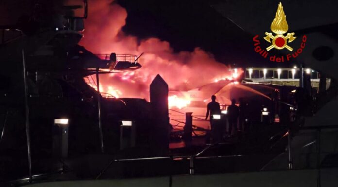 ITALIA – INCENDIO DESTRUYE UN YATE CONAM 60 EN EL PUERTO DE SALERNO
