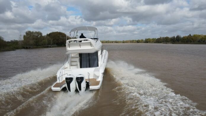 Custon 40 Fly con doble motorización fuera de Borda