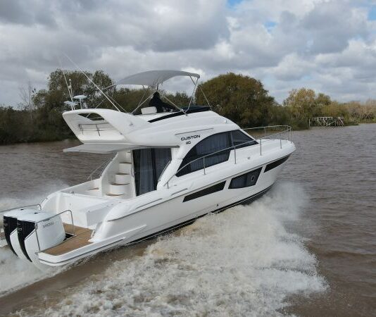TV – ESLORAS PRESENTA EL RENOVADO CUSTON 40 FLY, AHORA CON MOTORIZACIÓN FUERA DE BORDA