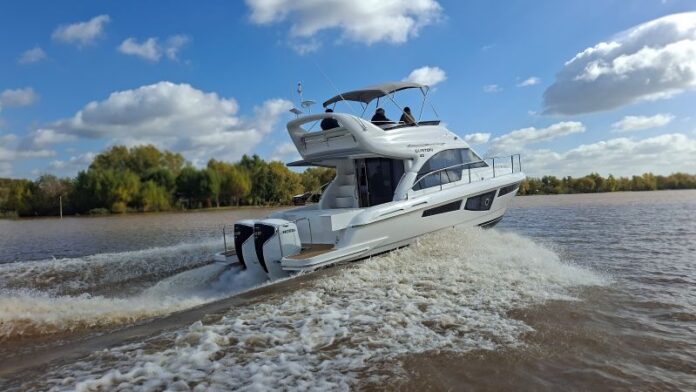 Custon 40 Fly con doble motorización fuera de Borda