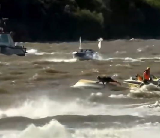 VIDEO – VUELCO DE UNA EMBARCACIÓN MARCÓ LA LARGADA DEL SURUBÍ EN GOYA