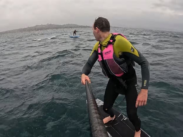 Surfistas perseguidos por un tiburón en California