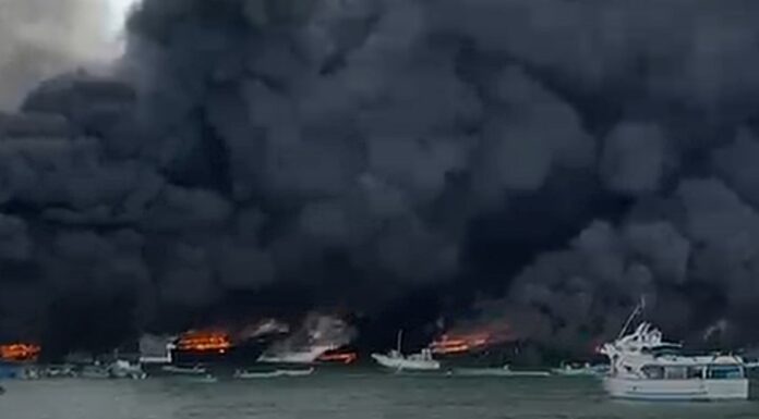 ECUADOR – UN VORAZ INCENDIO ARRASÓ CON OCHO EMBARCACIONES PESQUERAS EN EL PUERTO DE MANTA
