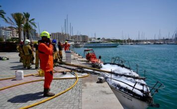 ESPAÑA – INCENDIO EN UN VELERO FRENTE AL AUDITÒRIUM DE PALMA DEJA UN HERIDO